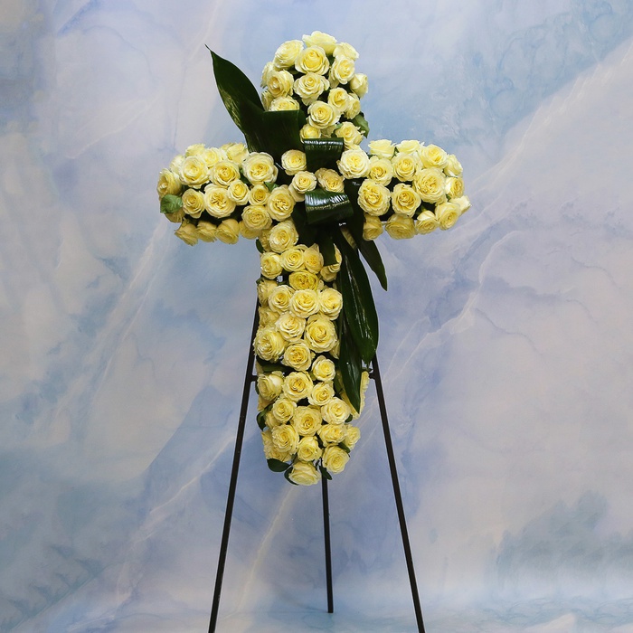 Траурный венок из белых роз "Ангельская тишина"