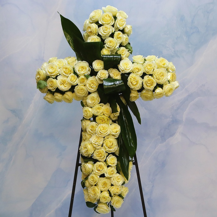 Траурный венок из белых роз "Ангельская тишина"