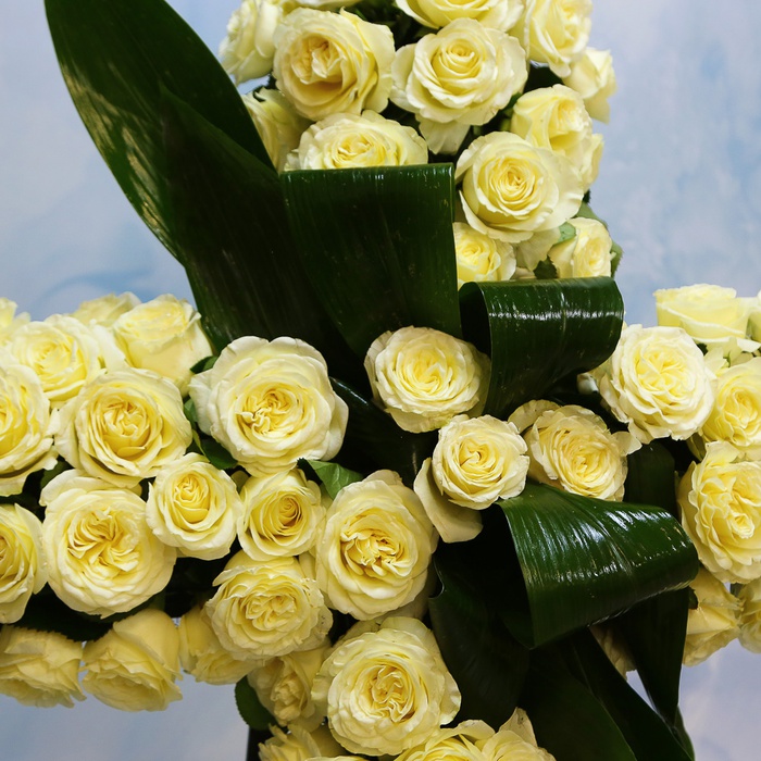 Траурный венок из белых роз "Ангельская тишина"