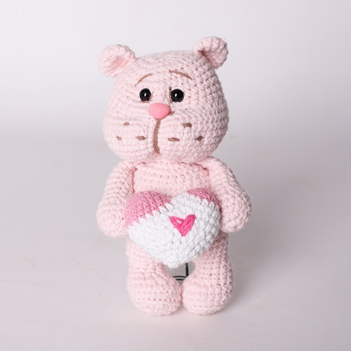 Вязаная игрушка Мишка с сердечком