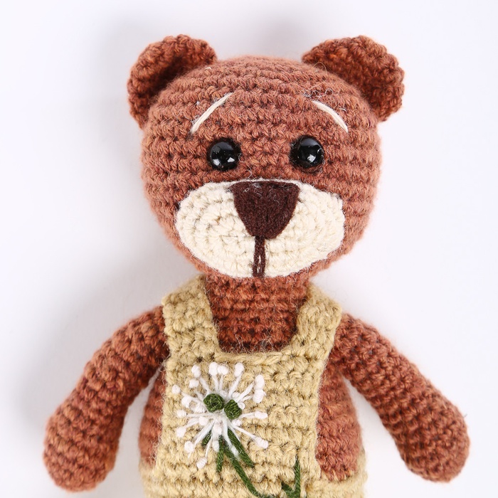 М'яка в'язана іграшка ведмедик в комбінезоні
