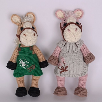 Вязаная игрушка Лошадка