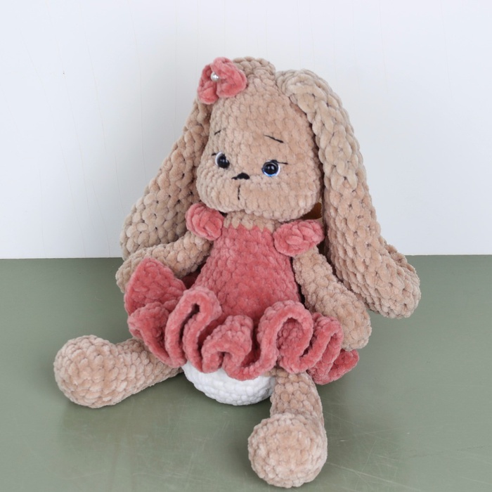 Вязаная игрушка заяц