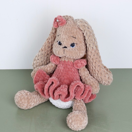 В'язана іграшка заєць