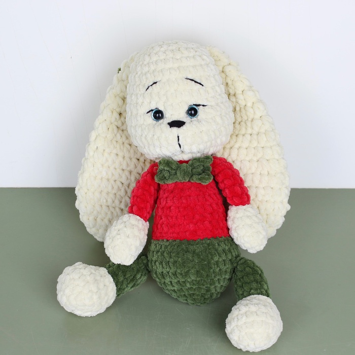 В'язана плюшева іграшка заєць