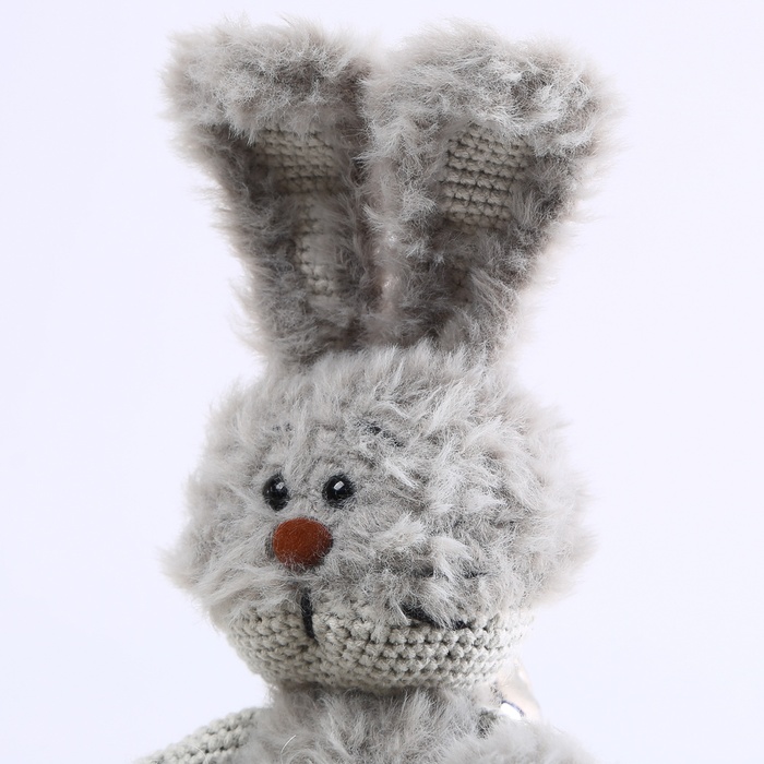 М'яка в'язана іграшка зайчик