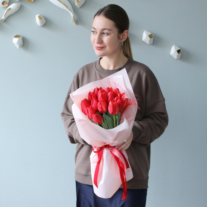 Букет з 15 червоних тюльпанів