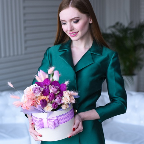 Квіти в коробці з солодощами "Французьке привітання"
