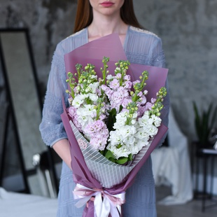 Букет з 13 біло-рожевих матіол