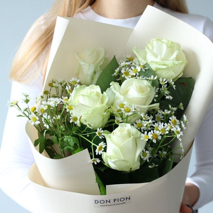 Букет из белых роз и ромашки