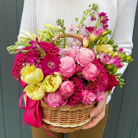 Цветы в корзине "Малиновое настроение"