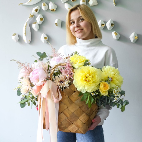 Корзина с цветами "Женский восторг"