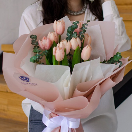 Букет 9 тюльпанів бутс з евкаліптом