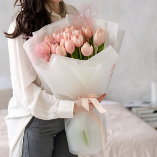 Букет 15 тюльпанов бутс со стифой