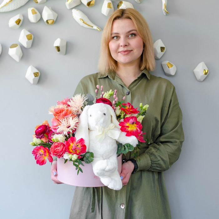 Квіти в коробці "Подарунок від зайчика"