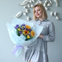 Букет з ірисами, герберою та нарцисами