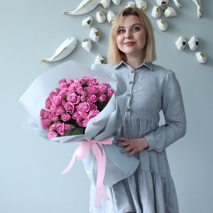 Букет 29 кущових троянд Блю Мун