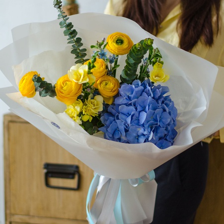 Букет с гортензией, ранункулюсами, фрезией "Независимость"