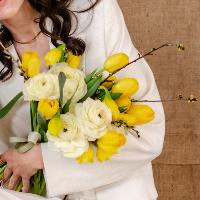 Букет з тюльпанами, нарцисом та ранункулюсом "Промінь весни"