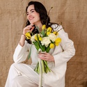 Букет з тюльпанами, нарцисом та ранункулюсом "Промінь весни"