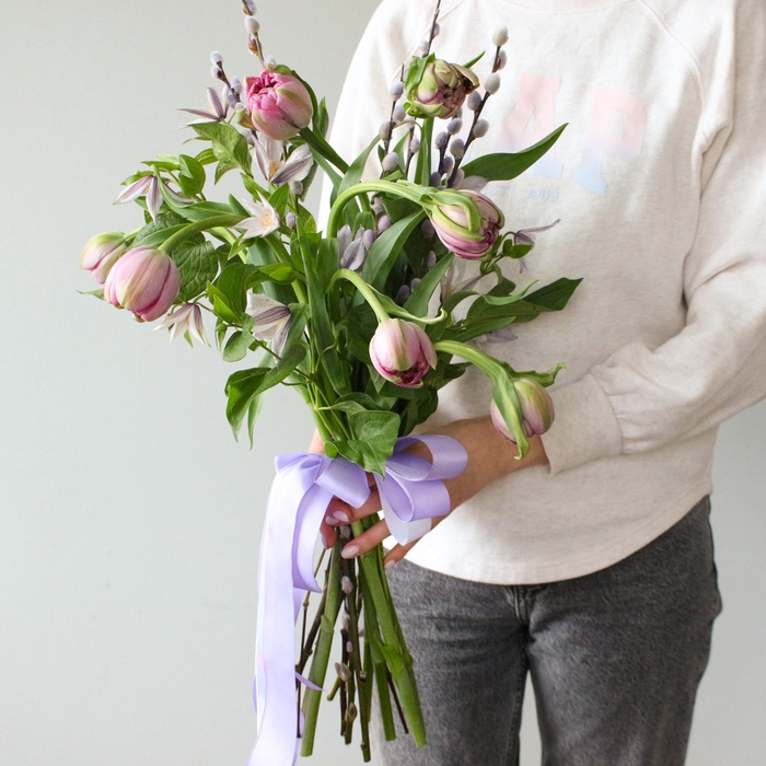 Букет 7 французских тюльпанов с клематисом и вербой
