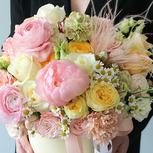 Цветы в коробке "Лимонно-розовая гармония"