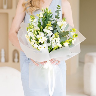 Букет с маттиолой, фрезией, эустомой "Белая арфа"