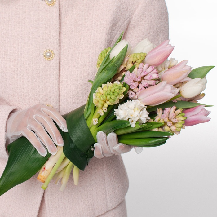 Букет с гиацинтами и тюльпанами "Дыхание весны"