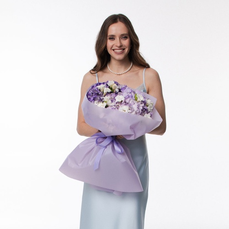 Букет 7 бузкових гортензій з фрезією