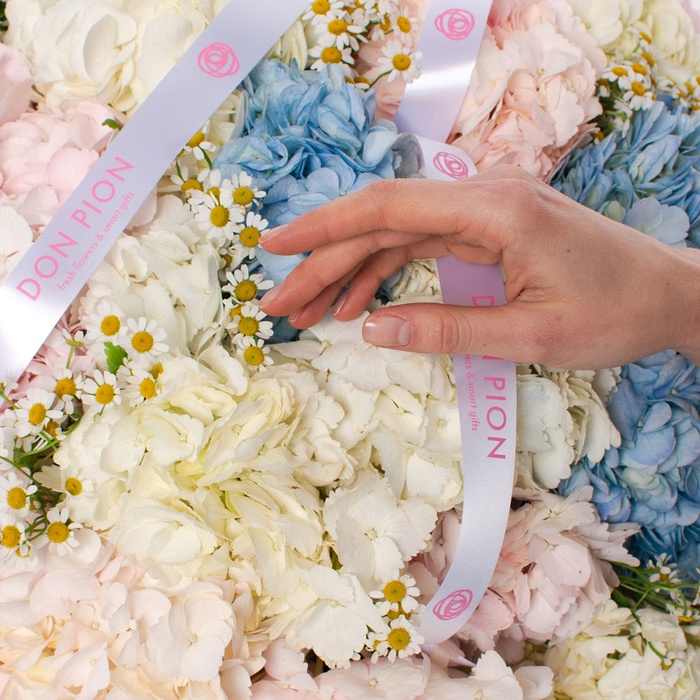 Цветы в корзине "51 гортензия микс с ромашкой"