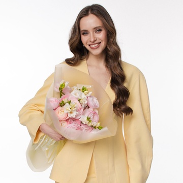 Букет 21 рожевий ранункулюс