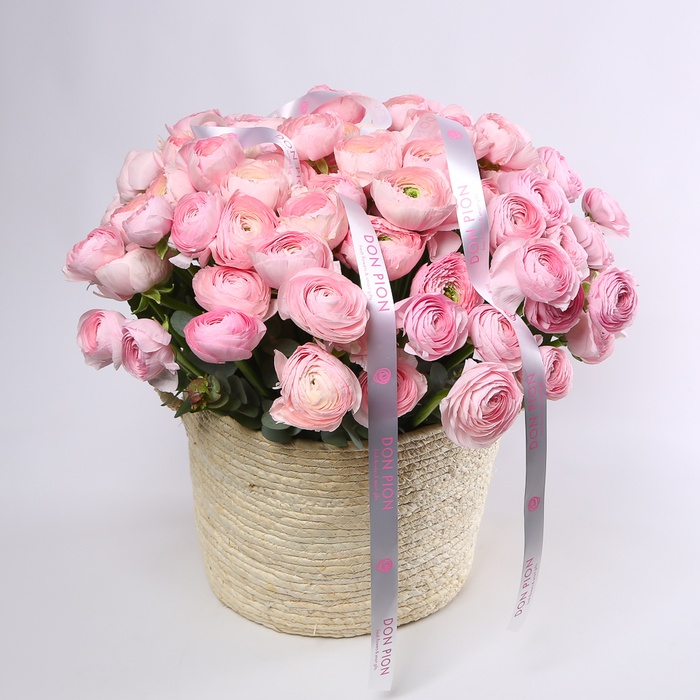 Цветы в корзине "101 розовый ранункулюс"
