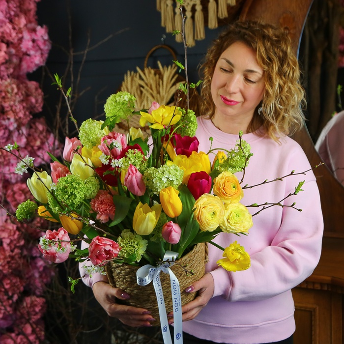 Корзина с цветами "Женский восторг"