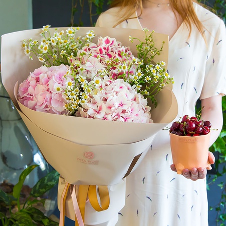 Букет с гортензией и черешней