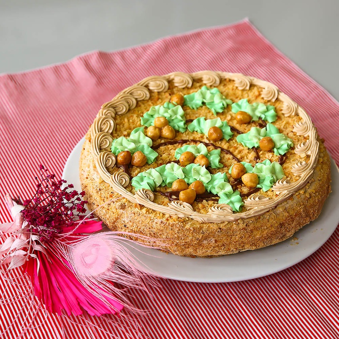 Подарочный набор "Торт ореховый в салфетке с букетиком"