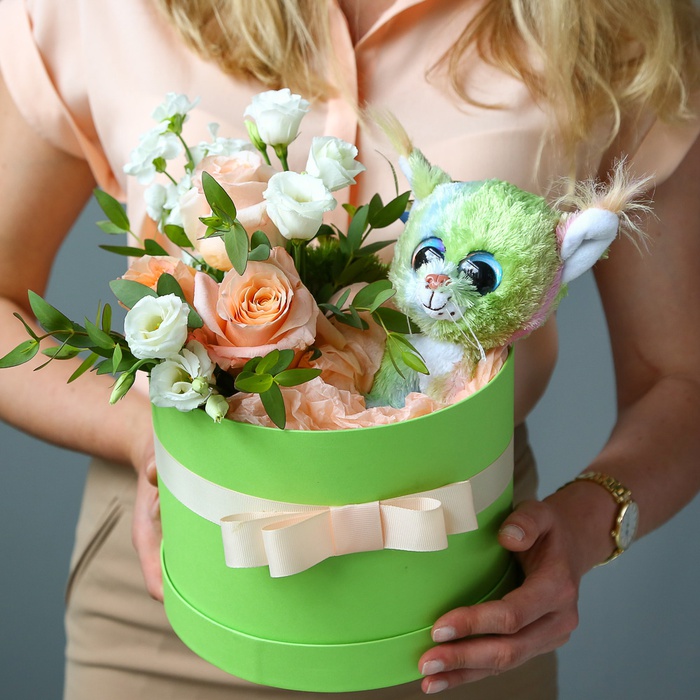 Цветы в коробке с мягкой игрушкой "Рысь"