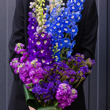 Букет из дельфиниума и маттиолы