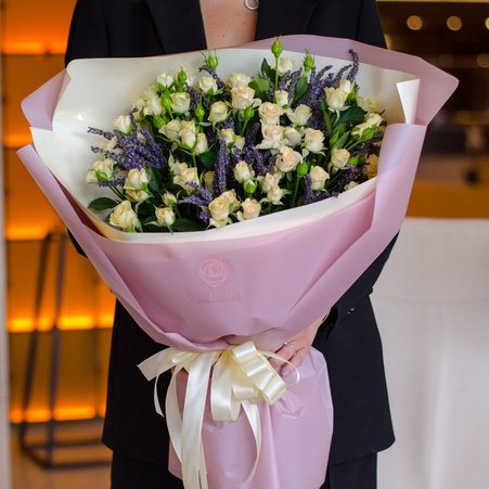 Букет з кущової троянди та лаванди "Ніжна мелодія"