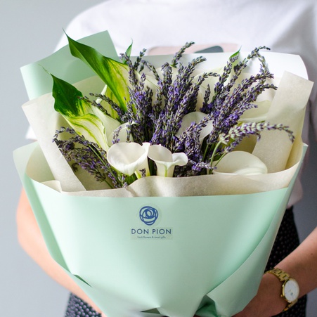 Букет из каллы и лаванды