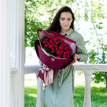 Букет з 15 піоноподібних троянд Черрі