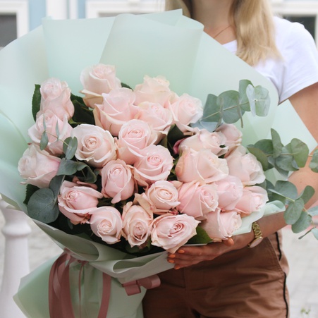 Букет із 25 троянд з евкаліптом "Ніжна казка"
