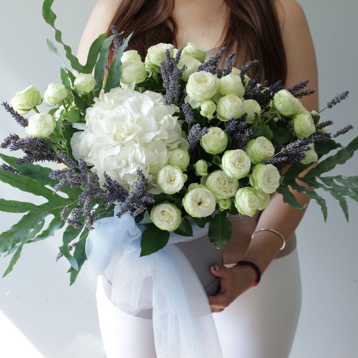 Квіти в коробці "Білосніжні троянди з лавандою"