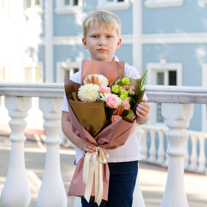 Букет з жоржинами, еустомою та трояндою
