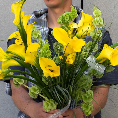 Букет з каллою та молюцелою "Сонячний баланс"