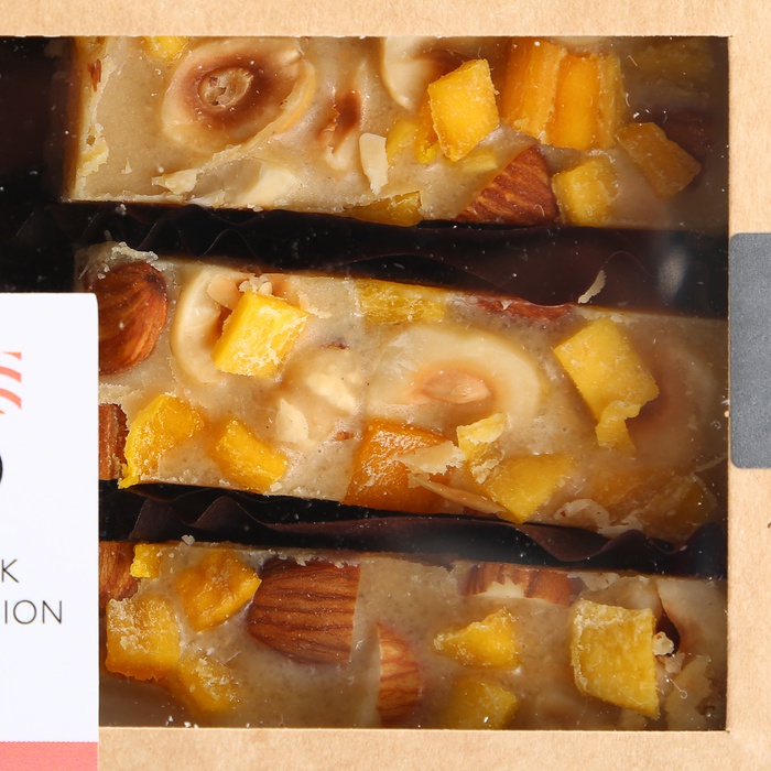 Цукерки з манго і горіхами від YARO