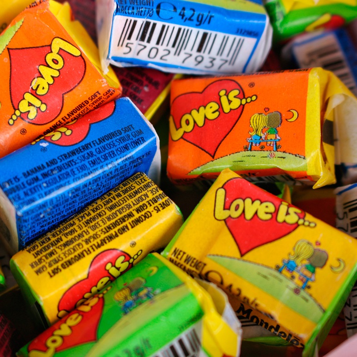 Жевательная резинка "Love is"