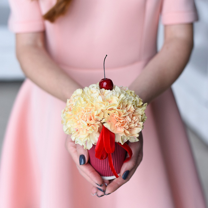 Композиція гвоздика в стакані "Улюбленій вишенці"