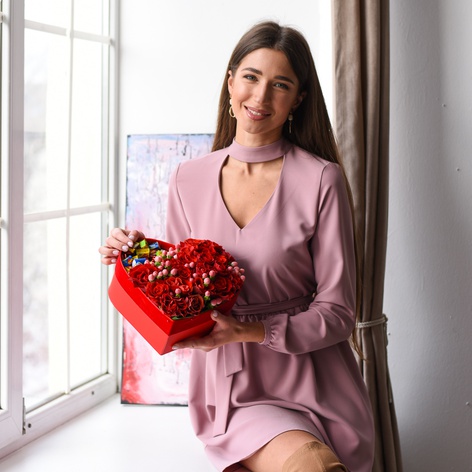 Квіти в коробці "Червоне серце з троянд Love is"