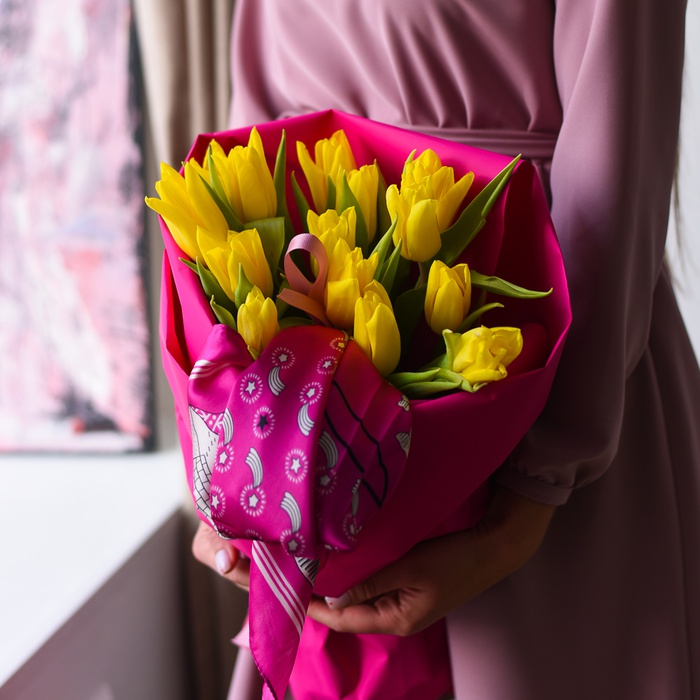 Букет жовтих тюльпанів з хусткою