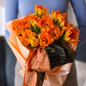 Букет оранжевых тюльпанов с платком